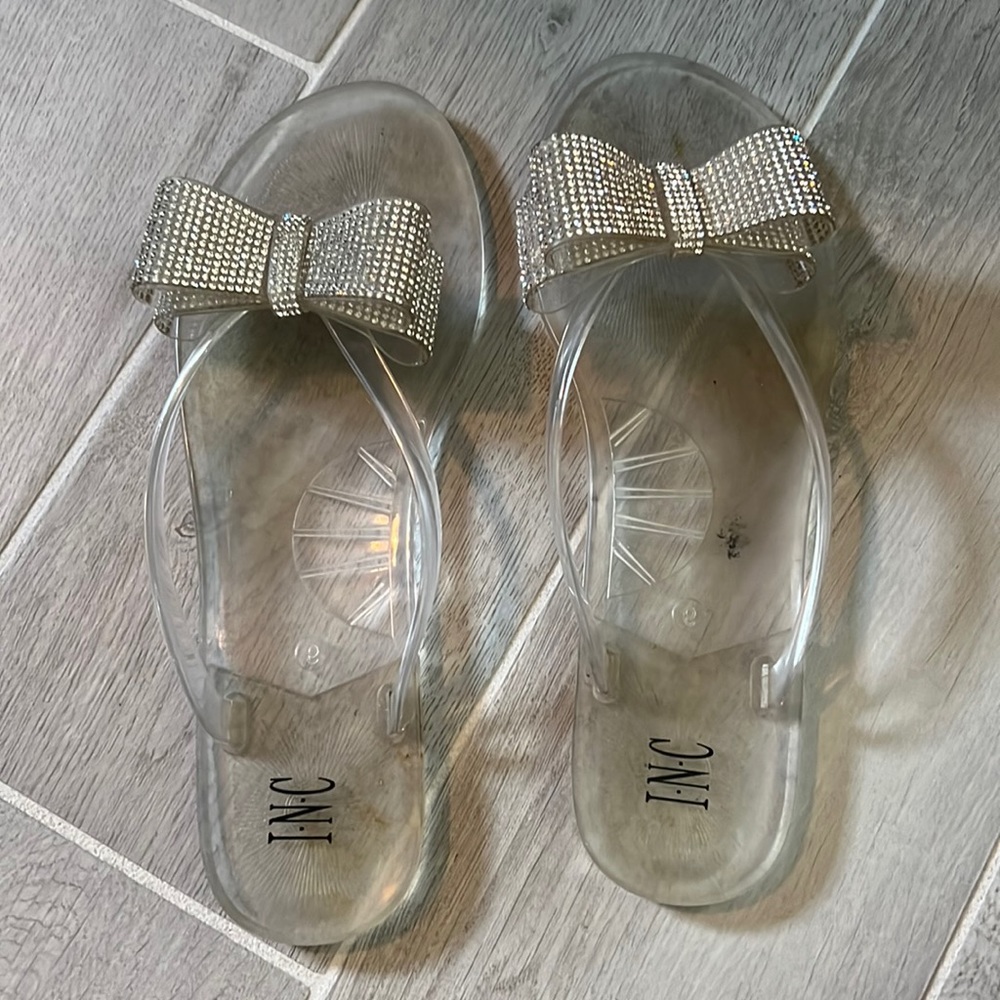 Cute bow sandals good for any ocasión